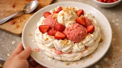 Vacherin fraise-vanille maison : meringue croustillante, glaces fondantes