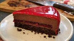 Gâteau miroir chocolat–framboise : l’entremets qui fait « pâtisserie » à la maison