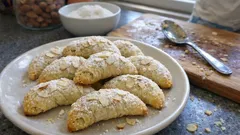 Tcharek el ariane faciles : croissants sablés aux amandes et fleur d’oranger