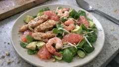 Salade poulet mariné, crevettes et pamplemousse rose : fraîche, complète et prête à dresser