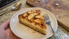 Gâteau normand aux pommes : la crème vanillée versée à mi-cuisson change tout
