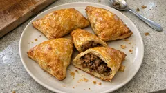 Chaussons feuilletés à la viande hachée : croustillants, épicés et prêts en 20 minutes