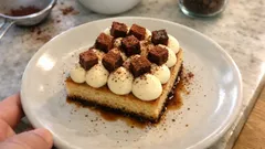 Tiramisu revisité façon pâtissier : biscuit maison, café gélifié et crème pochée