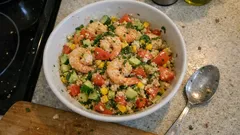 Salade de quinoa aux crevettes : fraîche, complète et prête à l’avance (vinaigrette citron)