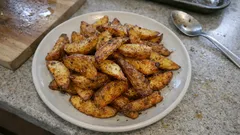 Wedges maison au four : croustillantes dehors, moelleuses dedans, aux herbes et paprika