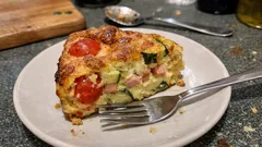 Clafoutis salé tomate, courgette et jambon : moelleux, simple et parfait avec une salade