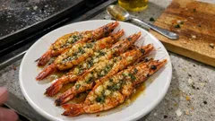 Gambas au beurre aillé à la plancha : la recette minute, bien dorée et juteuse