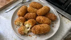 Croquettes de fromage maison : croustillantes dehors, fondantes au Gruyère-Parmesan