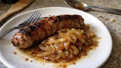 Andouillette à la plancha, oignon doré au Vouvray : simple et bien fondante