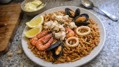 Fideuà aux fruits de mer : la paëlla version pâtes, à faire dans une seule poêle