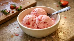 Glace à la fraise au lait concentré : crémeuse, fruitée et facile en sorbetière