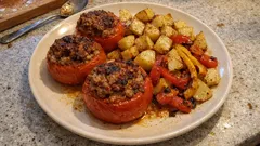 Tomates farcies au four avec pommes de terre et poivron : un plat complet, simple et gratiné