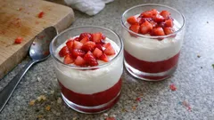 Verrines minute : mousse de fromage blanc et coulis de fraises, fraîche et légère