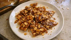 Croquante aux amandes (2 ingrédients) : une fine plaque au caramel pour décorer vos gâteaux