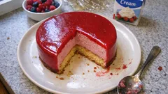 Bavarois aux fruits rouges et glaçage miroir : l’entremets à préparer la veille