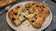 Fougasse Thermomix aux olives noires, lardons et gruyère : moelleuse et dorée