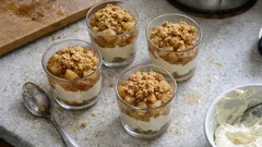 Verrines pommes-mascarpone façon tiramisu : un dessert chic à préparer la veille
