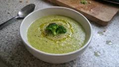 Velouté brocoli-courgette : une soupe douce et crémeuse prête en 30 minutes