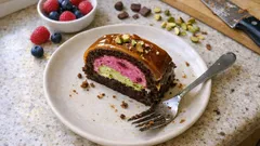 Bûche de Noël fruits rouges, pistache et chocolat : mousse légère et montage facile