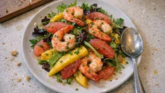 Salade crevettes-mangue au pamplemousse : l’entrée fraîche qui fait toujours son effet