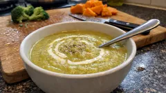 Velouté potimarron-brocoli : une soupe maison douce, verte et bien onctueuse