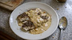 Pavés de merlan au poivre, sauce crème–moutarde au cognac : l’esprit bistrot à la maison