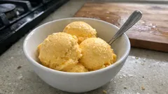 Glace à la mangue maison, onctueuse et bien parfumée : la recette simple à la sorbetière