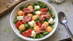 Salade melon, jambon cru et mozzarella : l’assiette d’été prête en 10 minutes