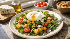 Salade de mâche façon bistrot : pommes de terre rissolées, bleu, noix et œuf poché