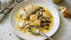 Queue de lotte et Saint-Jacques pochées : sauce safranée crémeuse, style restaurant