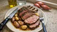 Carré de veau au four : la cuisson douce qui le garde moelleux, avec ail et échalotes