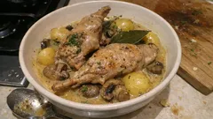 Cuisses de lapin au vin blanc en cocotte : sauce moutardée et pommes de terre fondantes