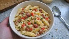 Pennes aux lardons crémeuses : la sauce parmesan qui enrobe tout en 20 minutes