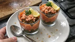 Verrines de lentilles au saumon fumé : une entrée chic qui se prépare à l’avance